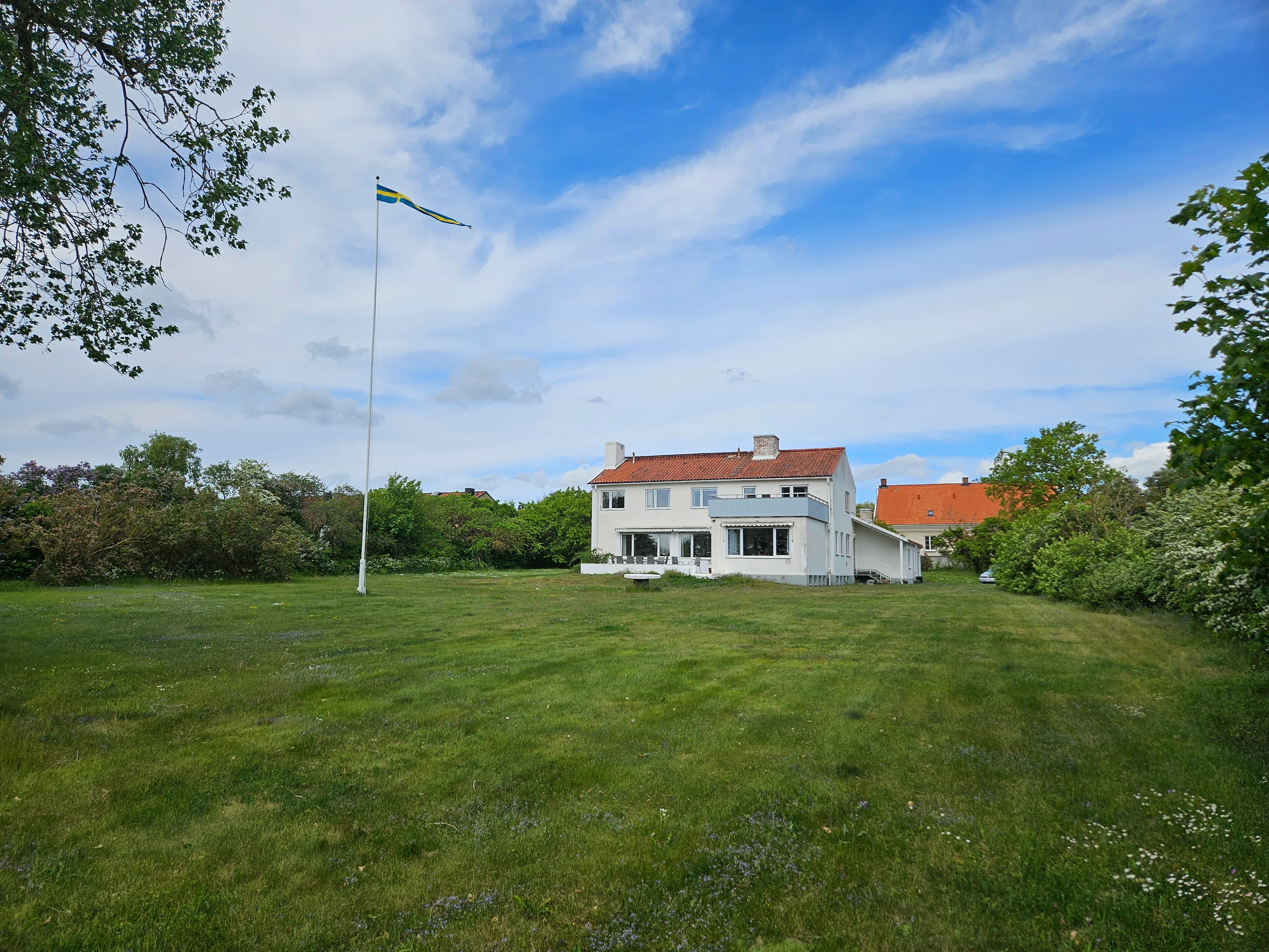 Stor trädgård mot stranden